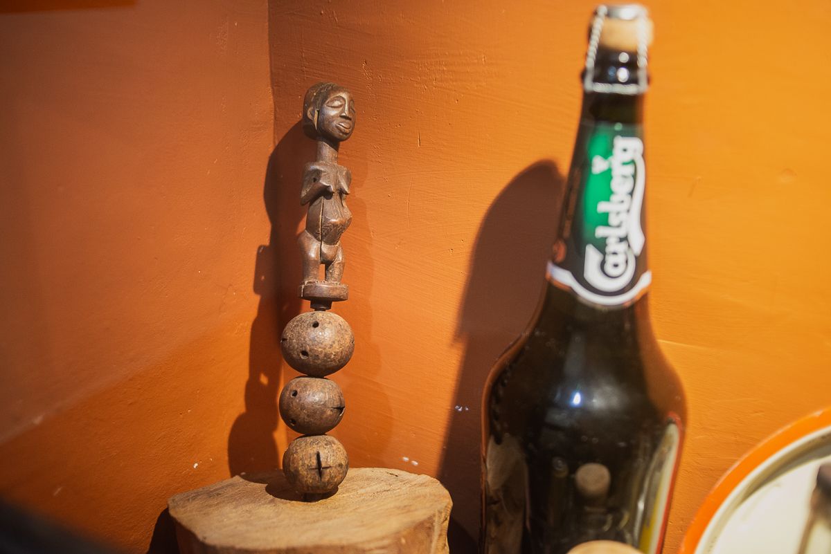 Recuerdos en la vitrina de la galería.