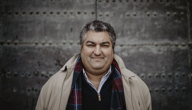 El ex concejal ante la puerta principal de la Catedral.