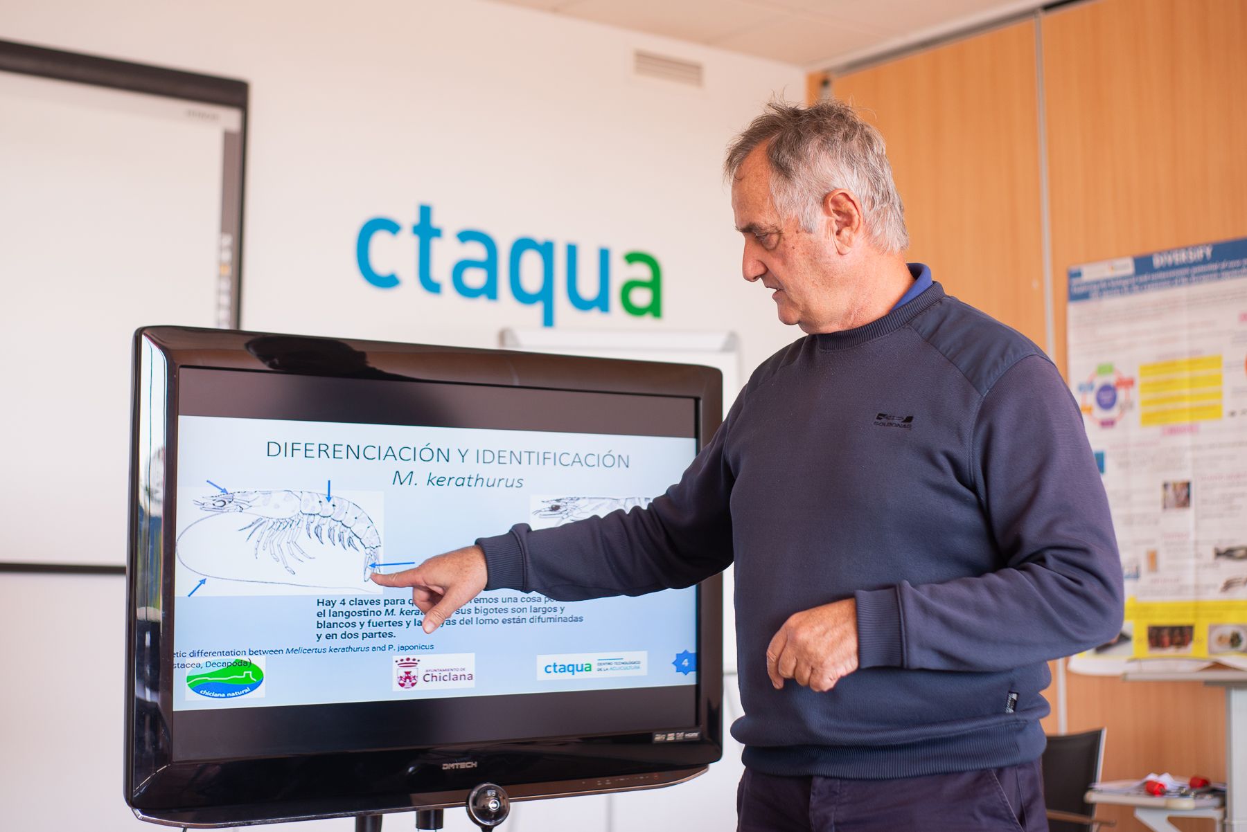 Fréderic explica los detalles del proyecto en el Ctaqua de El Puerto.