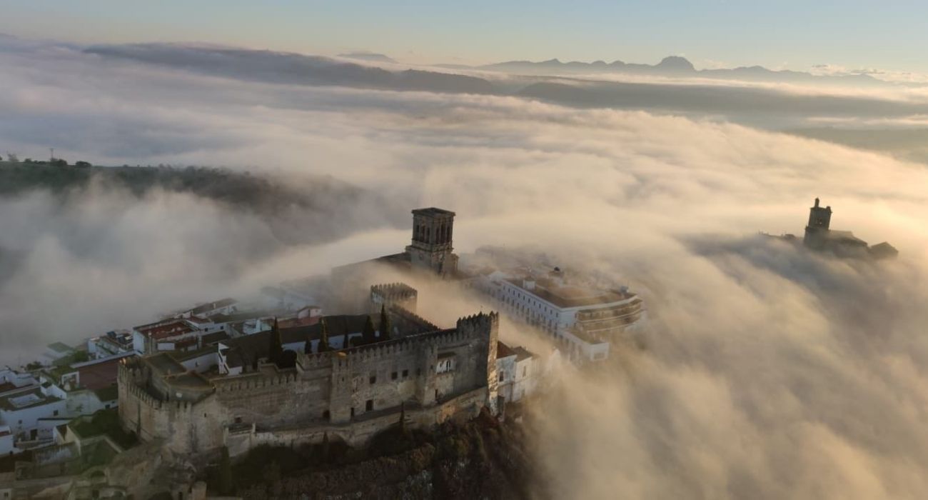 Arcos, entre el cielo y la tierra: la impresionante imagen del 'balcón del coño' Arcos, entre el cielo y la tierra: la impresionante imagen del 'balcón del coño'
