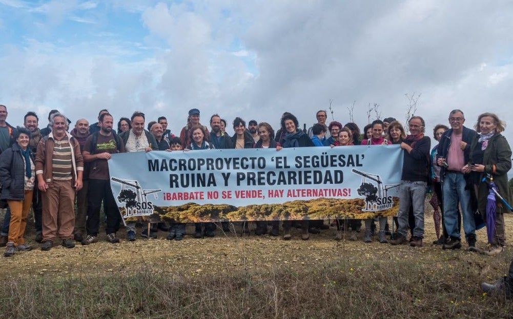 Miembros de SOS Barbate, en una protesta contra el Següesal.
