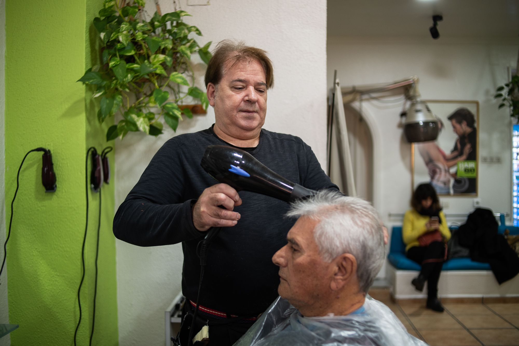 Toni atiende a uno de sus clientes fijos. 