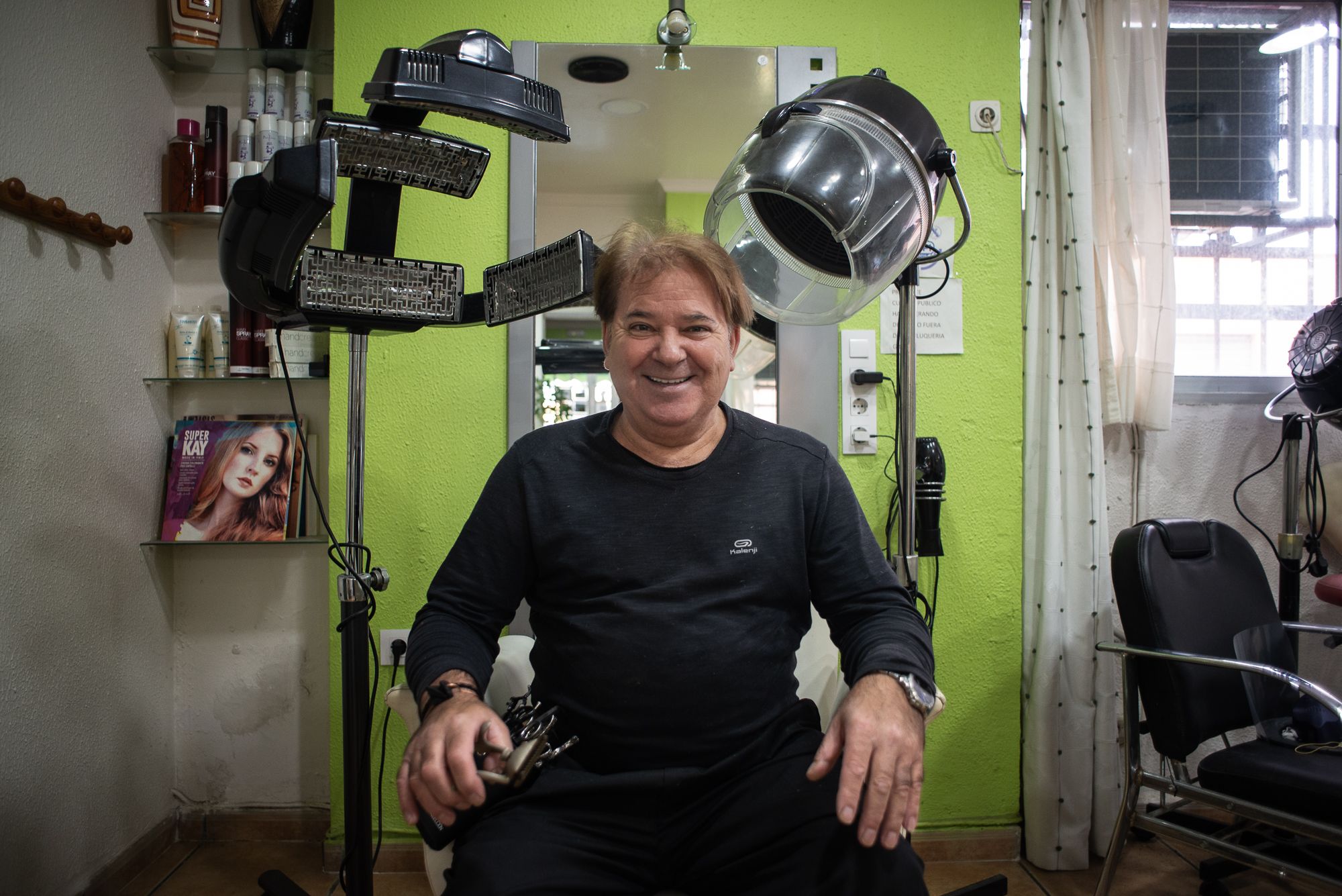 El portuense posa en el interior de la peluquería. 