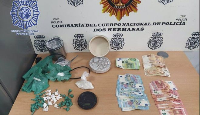 Droga intervenida en Dos Hermanas por la Policía.