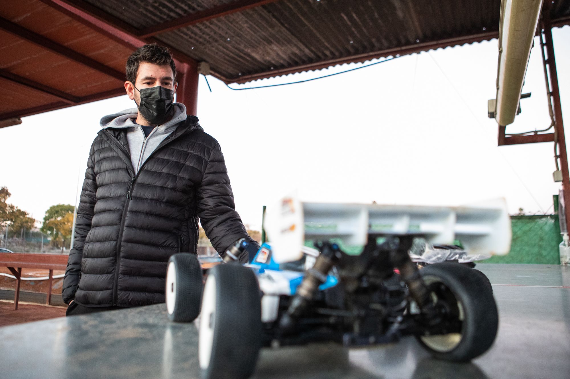 Juan Luis muestra sus coches de radiocontrol.