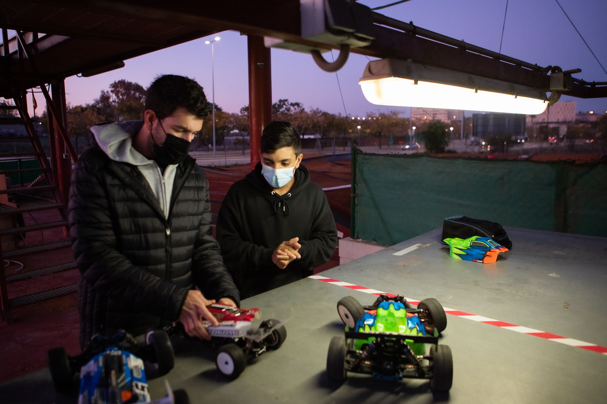 Iván y Juan Luis con sus coches en el circuito Los Volteretas.
