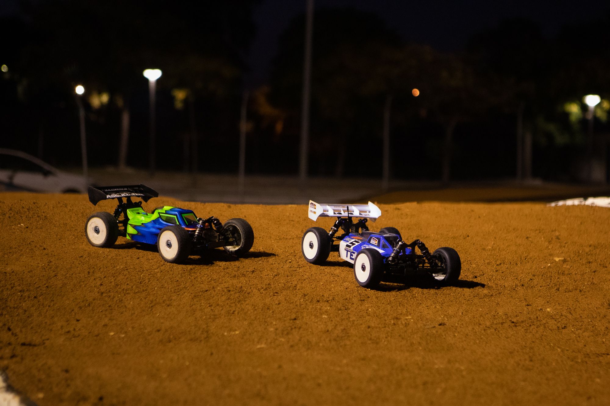Coches teledirigidos en el circuito de tierra.