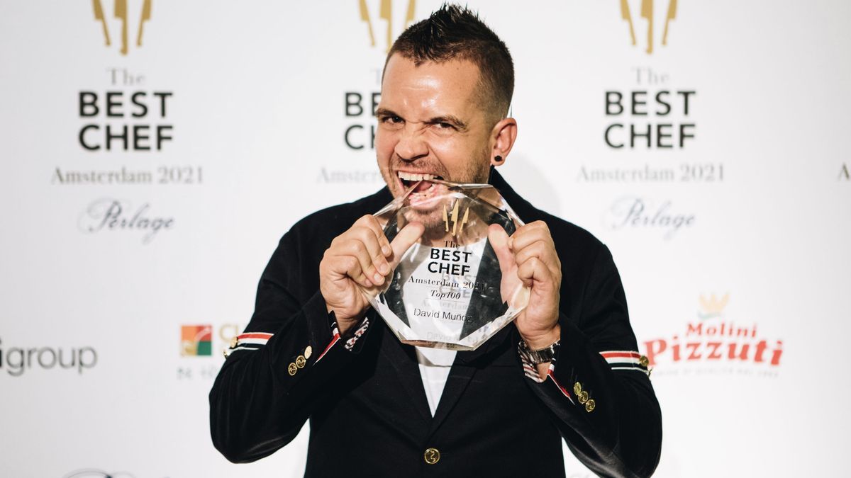 Dabiz Muñoz con el premio de mejor cocinero del mundo. Dabiz Muñoz con el premio de mejor cocinero del mundo.