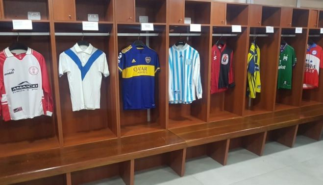 Parte de la colección de camisetas en museo del Estadio Kempes.