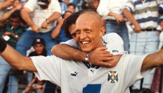 Celebrando un gol con el Tenerife.