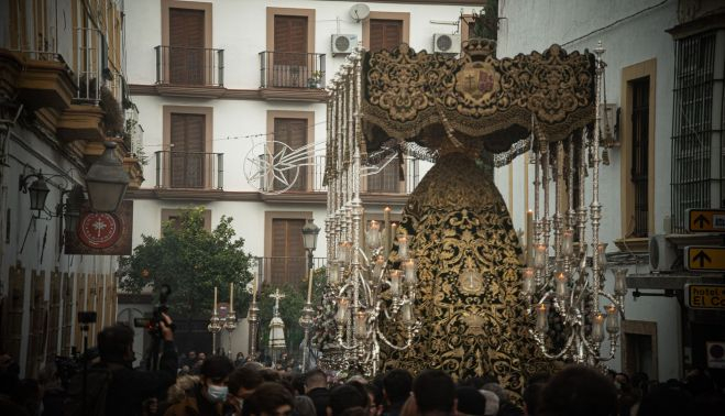 El palio de La Esperanza visto desde atrás cuando llegaba a la Cruz Vieja.  MANU GARCÍA