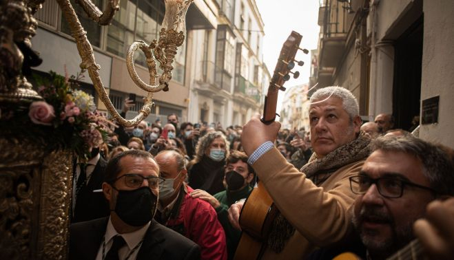 Un grupo canta a la Virgen en la calle Caballeros.