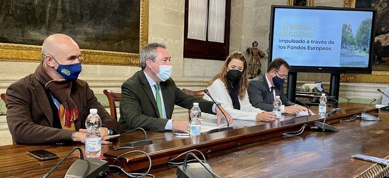 Espadas, este viernes, durante la que será una de sus últimas comparecencias como alcalde de Sevilla.