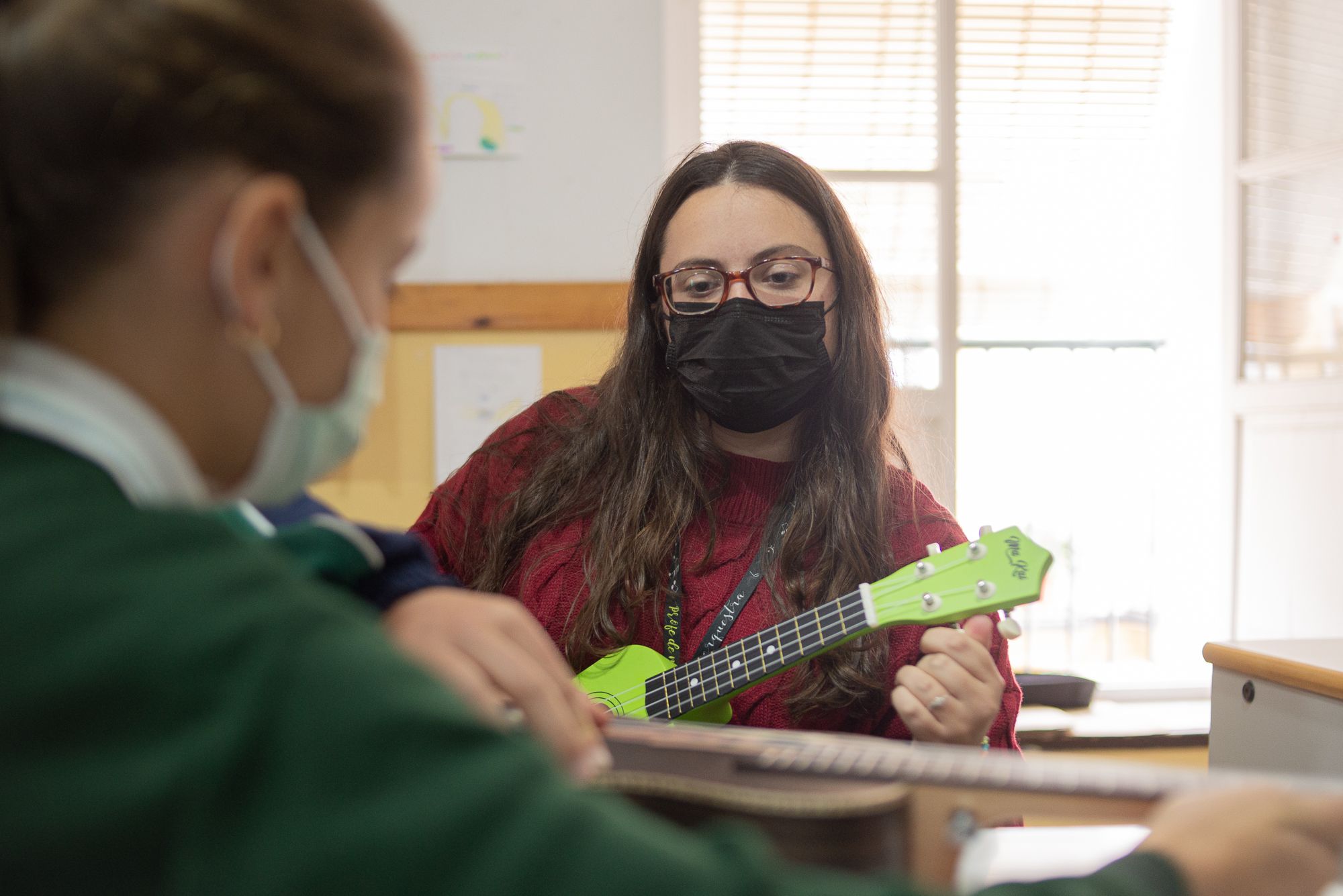 Maribel afinando un ukelele.