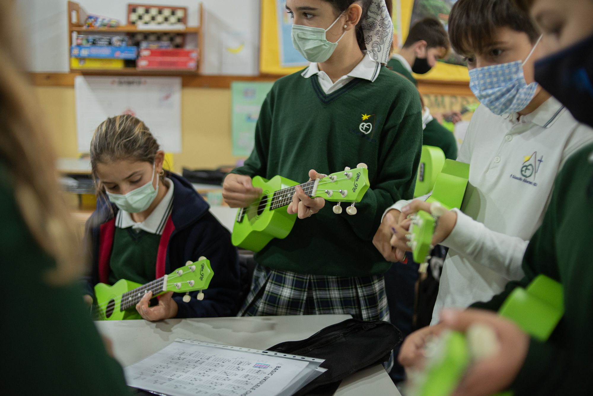 Los pequeños en la clase de música de Maribel Albeli.