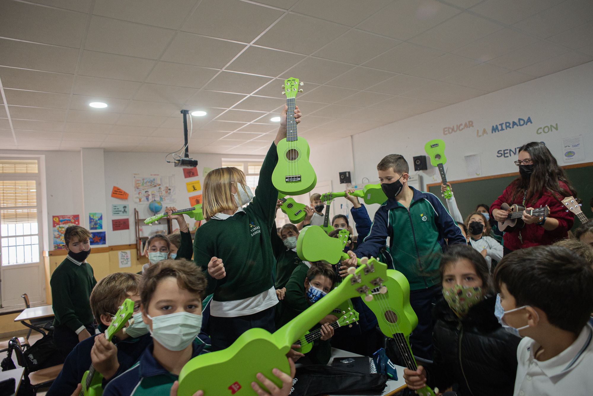 La clase de sexto se llena de pequeños con ukeleles.