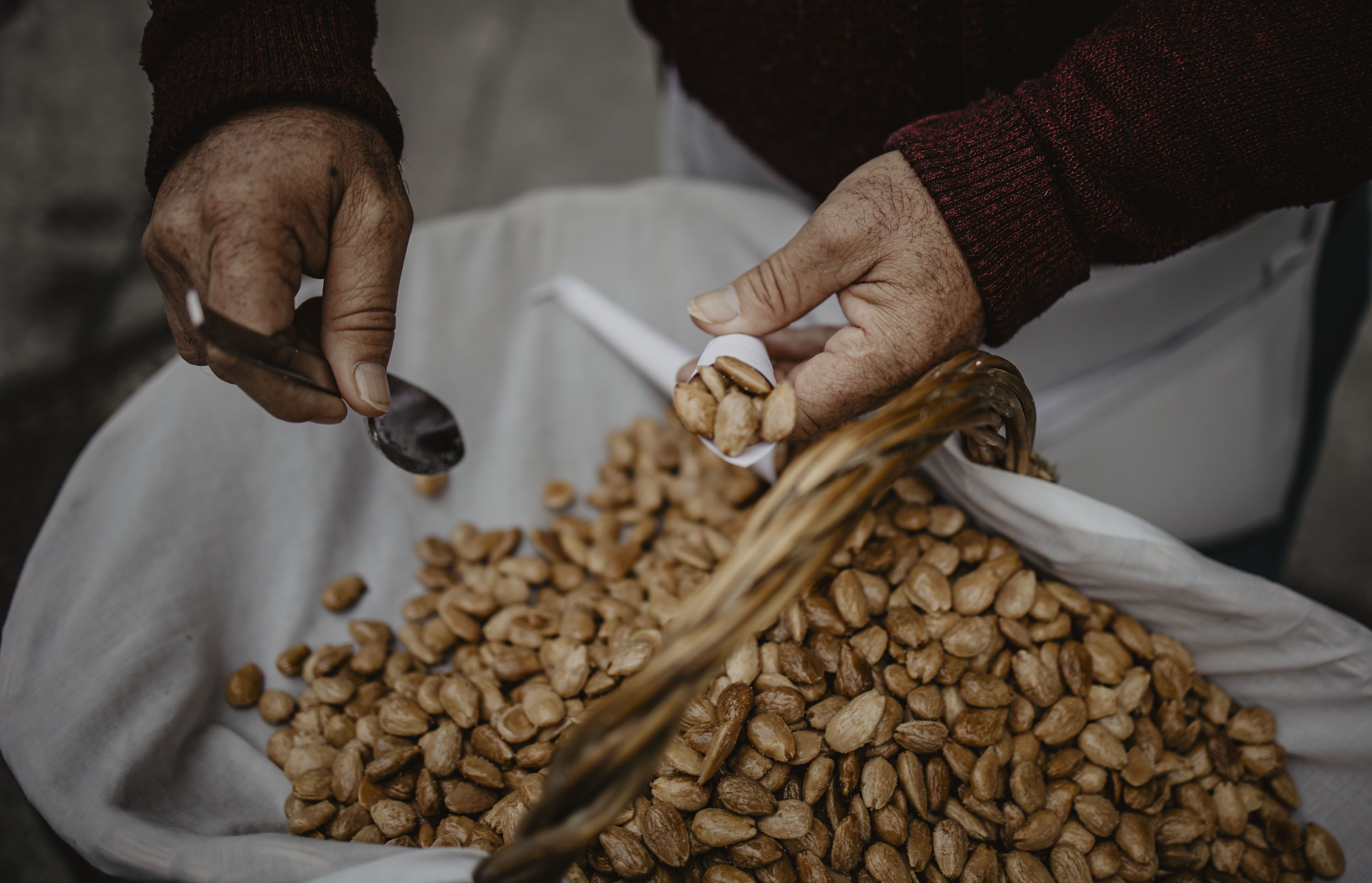 Las almendras de Jesús Carrasco, en plena calle Larga.