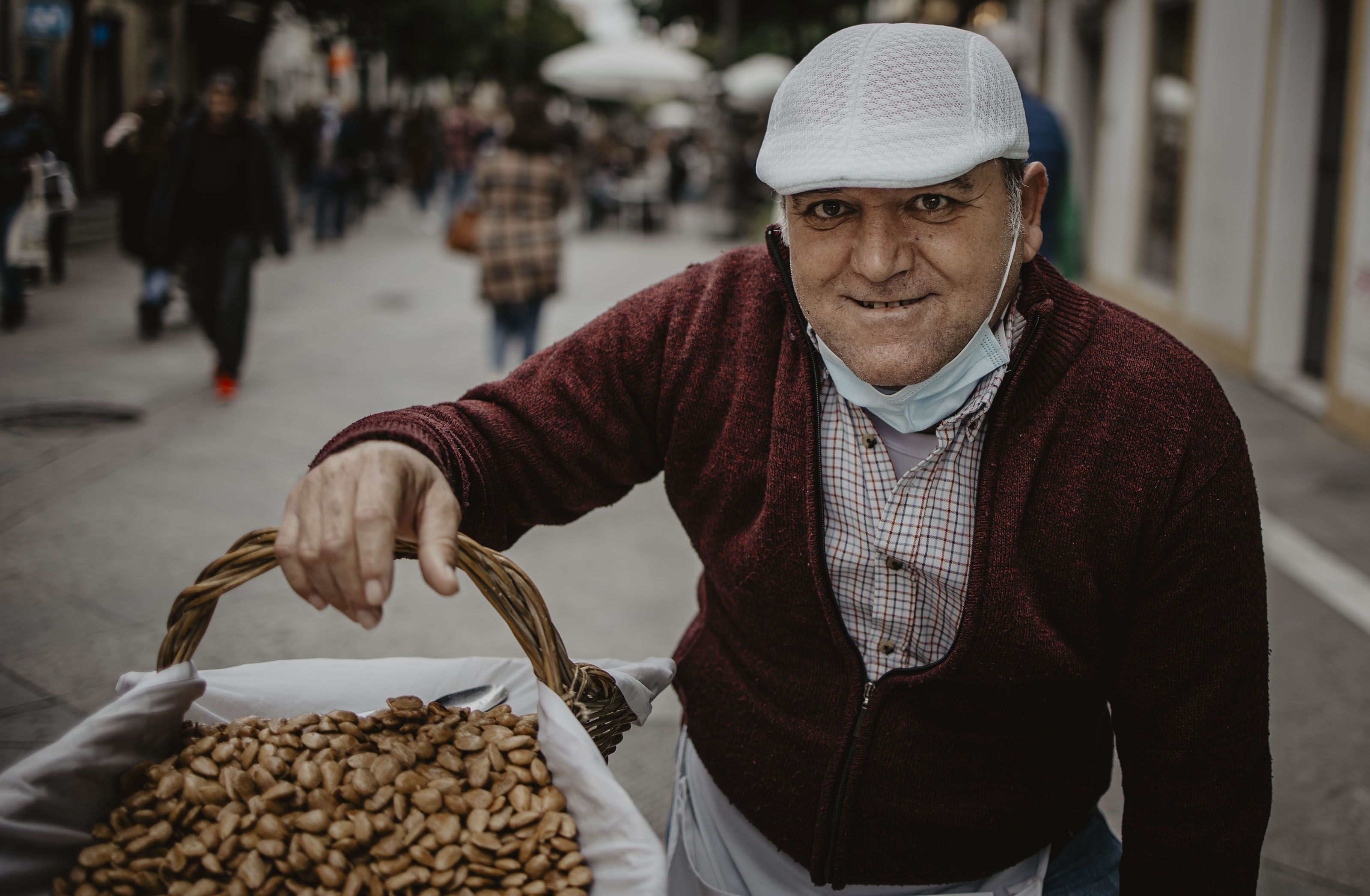 Jesús Carrasco, con su inseparable cesto de almendras. 