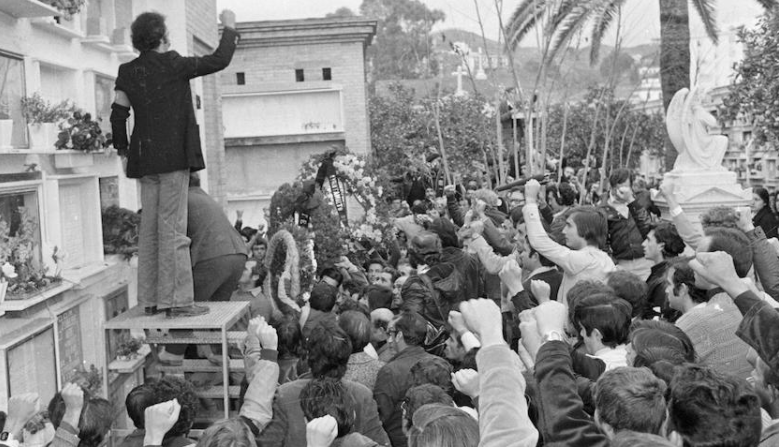 Imagen del entierro de Manuel José García Caparrós, víctima de la Transición.