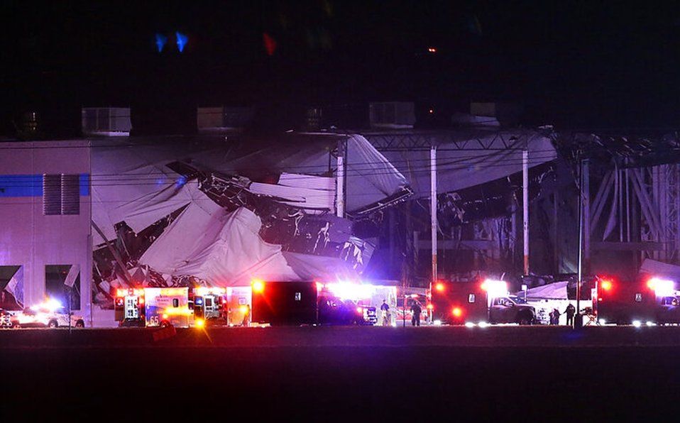 Seis muertos en el derrumbe de un almacén de Amazo por un tornado a 241 kilómetros/hora.