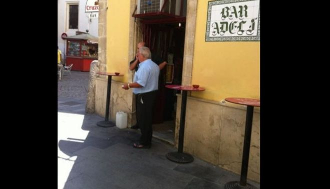 La entrada del bar Adeli. 
