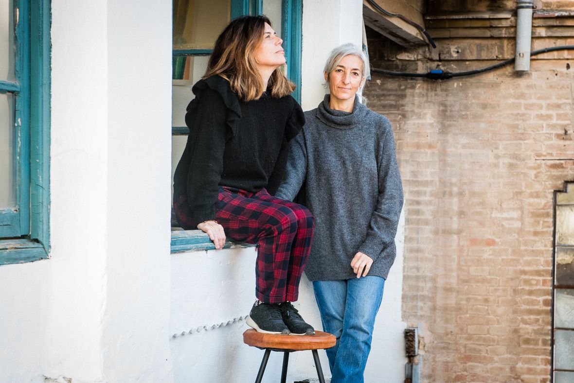Rosario y Eva desde el taller en la antigua fábrica de sombreros.   MAURI BUHIGAS