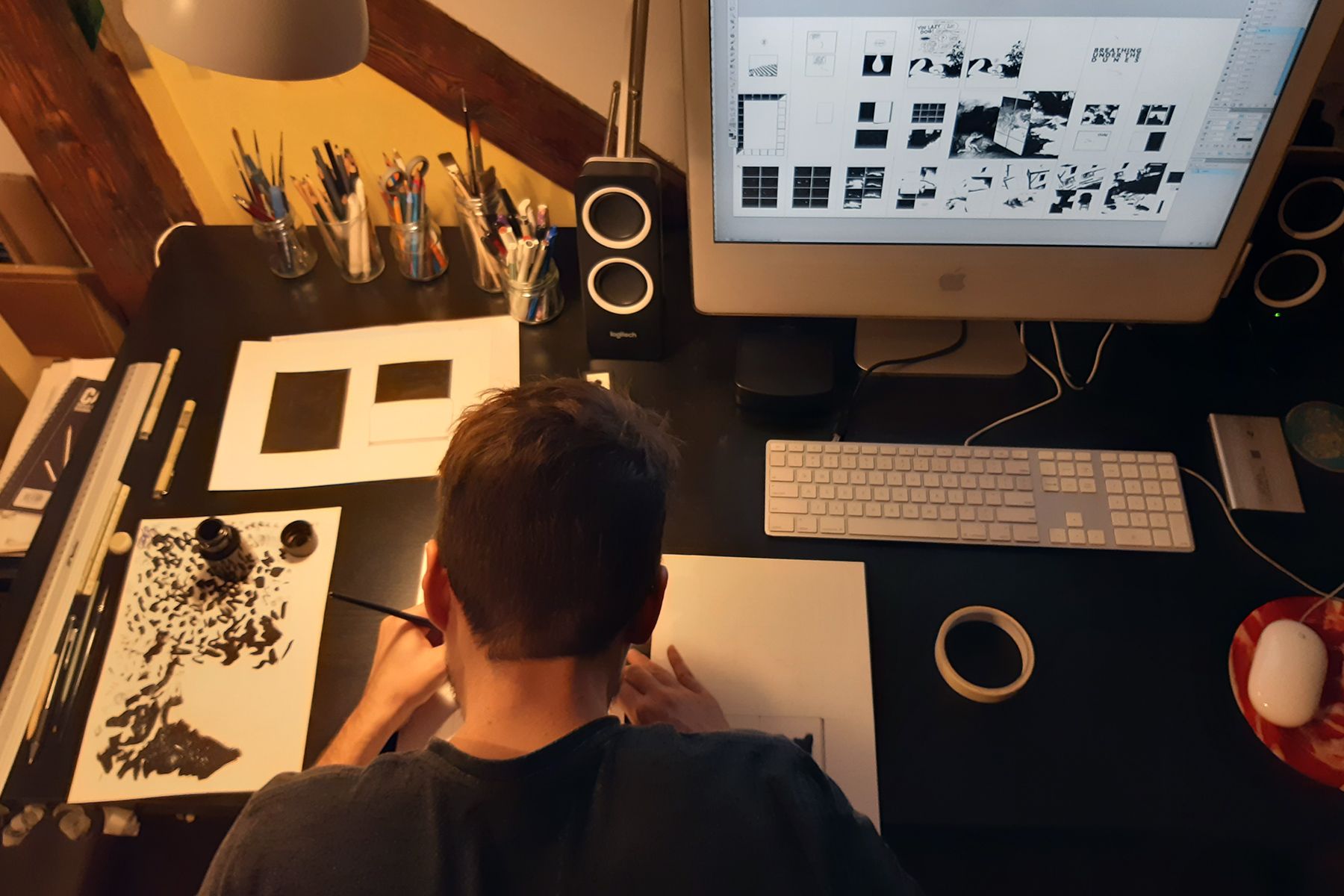 Ilde desarrollando su trabajo en el estudio.