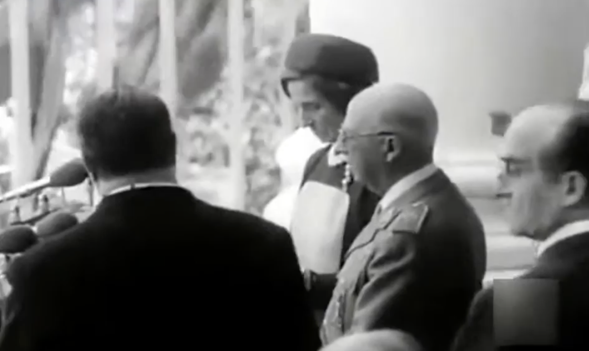 Franco, en el balcón del Ayuntamiento de Cádiz, en los años 60, en una imagen de archivo.