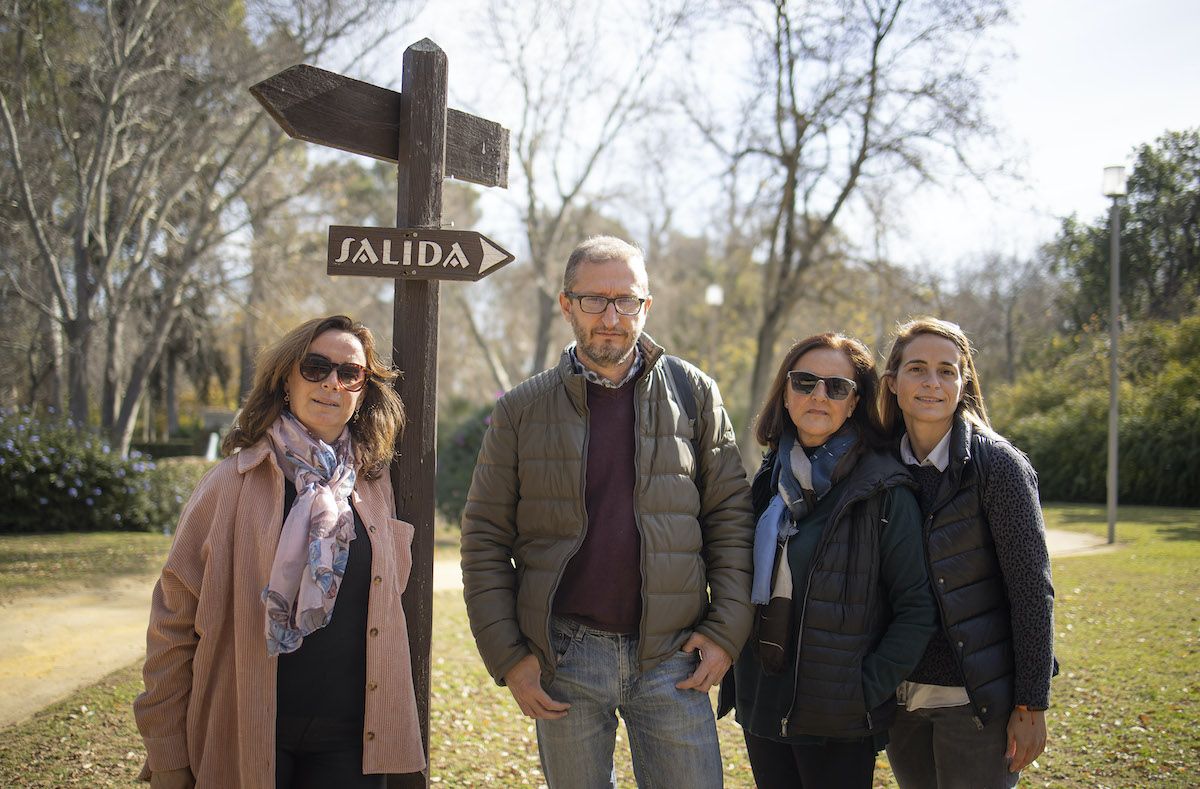 Nuria Moncayo y Daniel López, psicóloga y presidente de Papageno, con Charo y Verónica Muñoz, familiares de víctimas de suicidio.