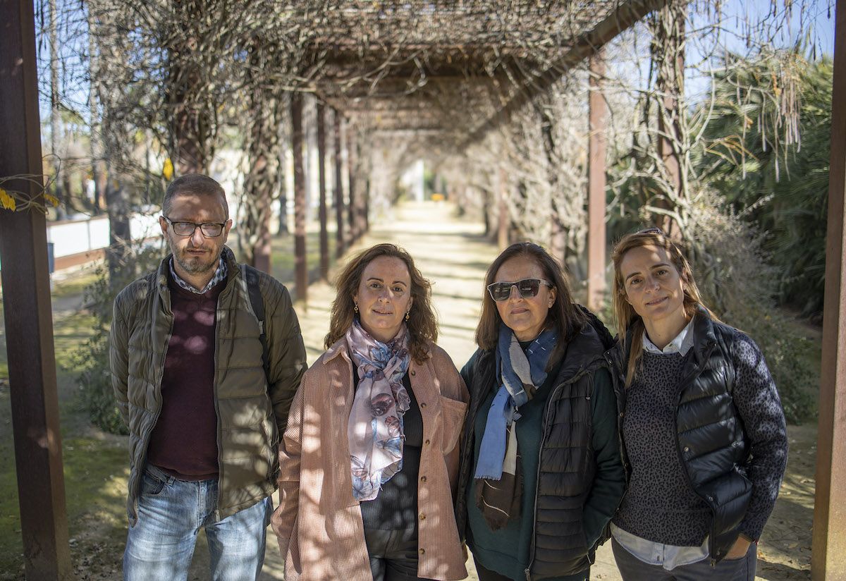 Nuria Moncayo y Daniel López, psicóloga y presidente de Papageno, con Charo y Verónica Muñoz, familiares de víctimas de suicidio, en el reportaje premiado por la APJ. Nuria Moncayo y Daniel López, psicóloga y presidente de Papageno, con Charo y Verónica Muñoz, familiares de víctimas de suicidio, en el reportaje premiado por la APJ.