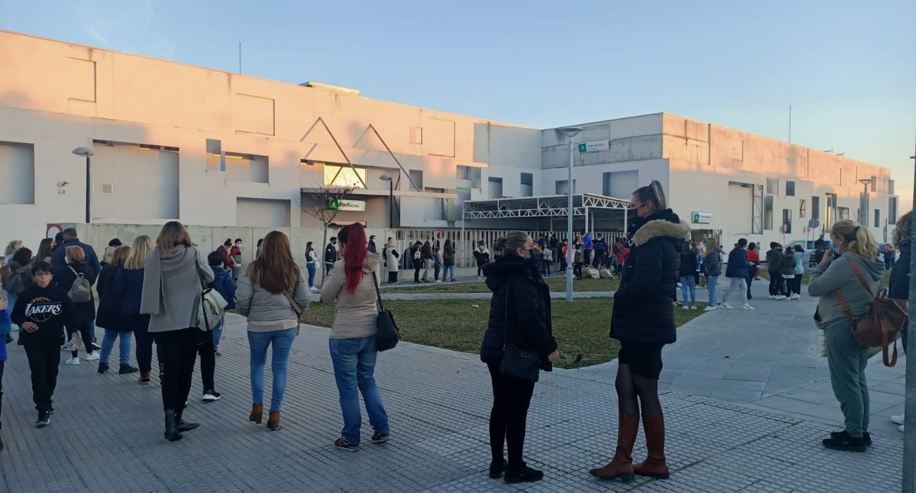Largas colas esta tarde en el centro de salud de La Milagrosa en una imagen de archivo.