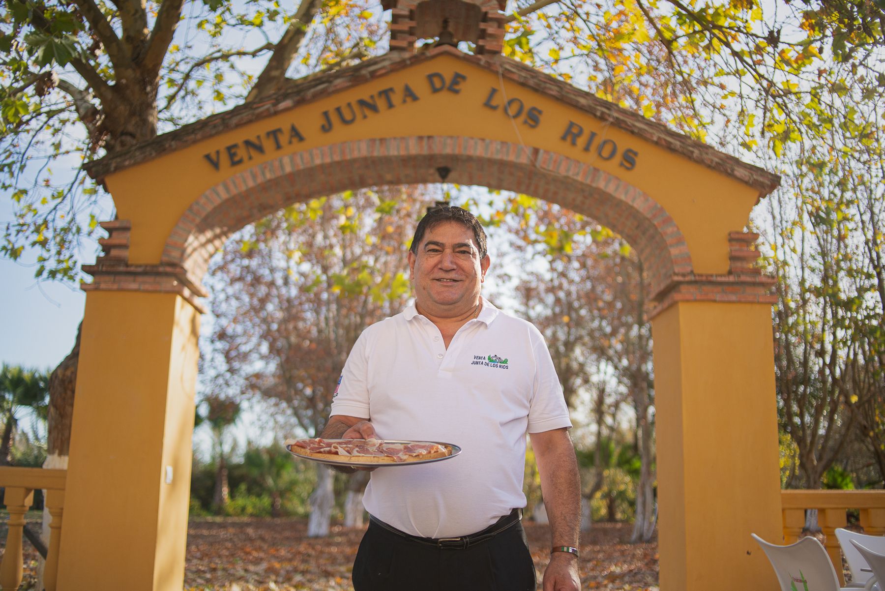 Juan de Jesús Ramírez Alpresa, propietario de la venta Junta de los Ríos, un negocio centenario con tostadas como zapatillas . Juan de Jesús Ramírez Alpresa, propietario de la venta Junta de los Ríos, un negocio centenario con tostadas como zapatillas .