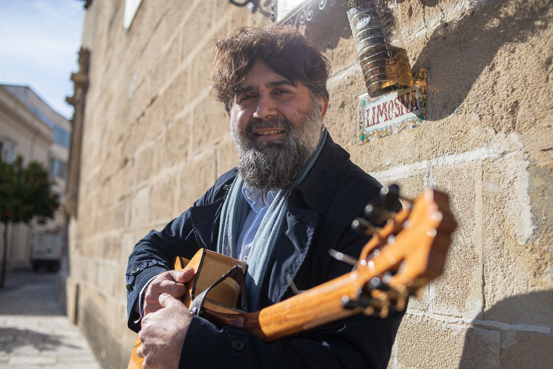Luis de Perikín, director de Así Canta Jerez en Navidad en la fachada de la Iglesia de Santiago, en su barrio. Luis de Perikín, director de Así Canta Jerez en Navidad en la fachada de la Iglesia de Santiago, en su barrio.