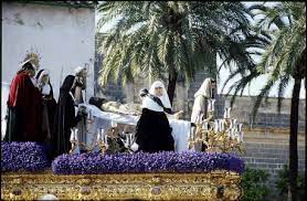 Paso del traslado al Sepulcro de la Hermandad de Santa Marta ya en el Miércoles Santo.
