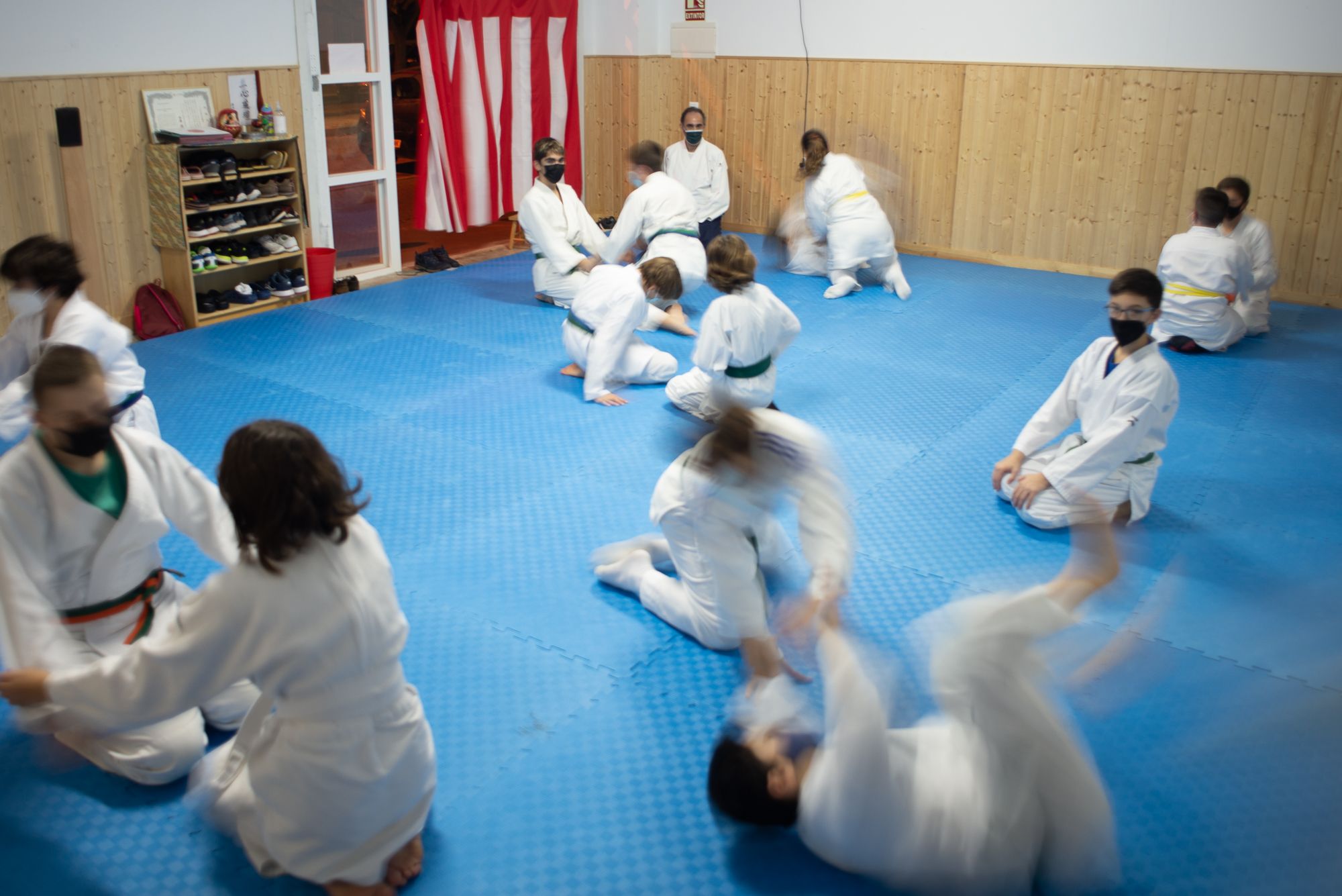 Los alumnos practicando en parejas.