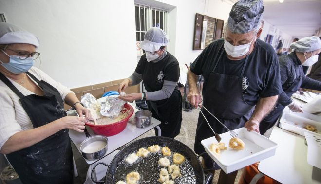 El cocinero 'jefe' afanándose ante el perol.   ESTEBAN