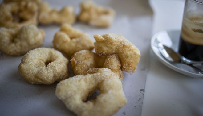 Café y buñuelos, la merienda de cada jueves en Guadalcacín.    ESTEBAN