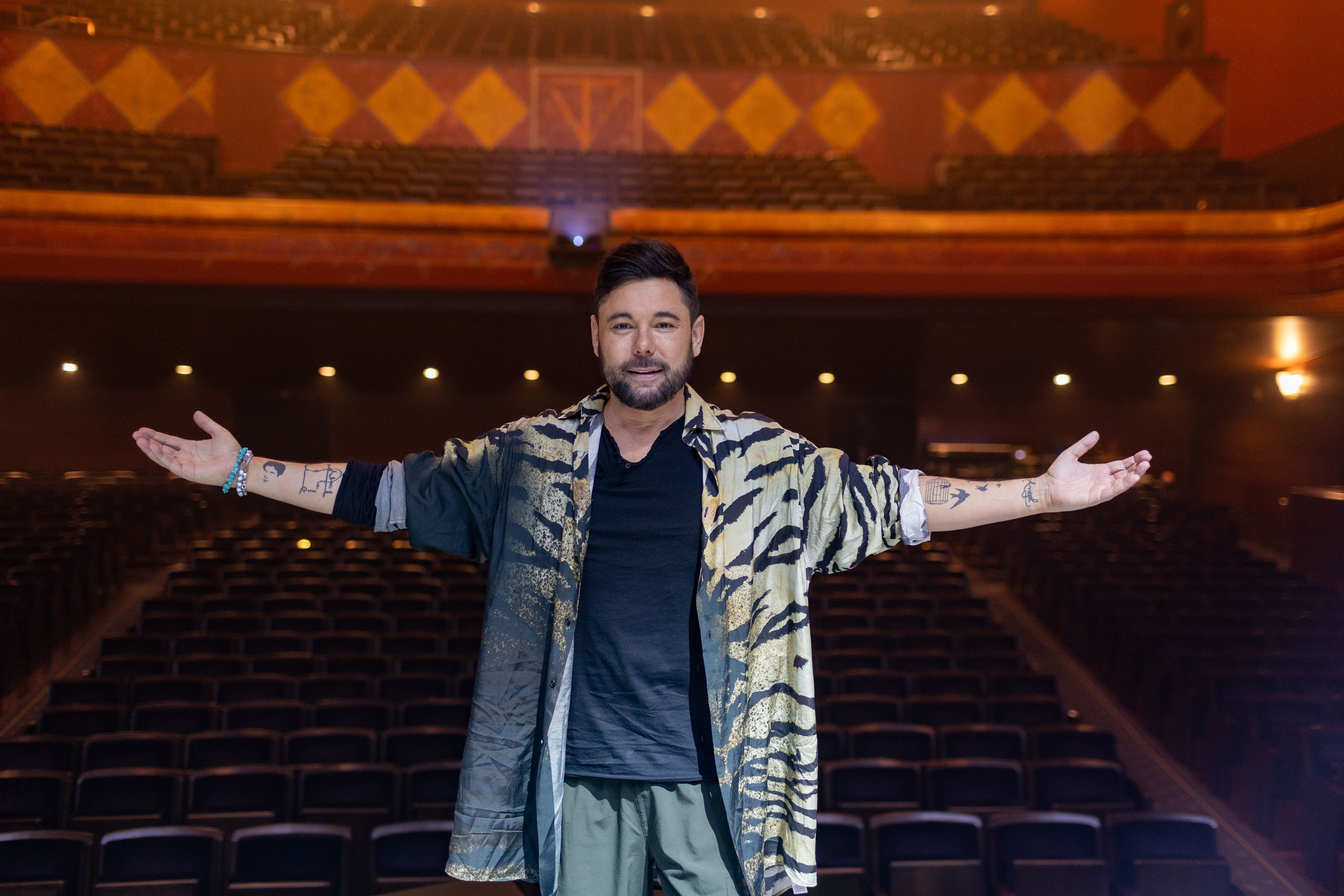 Miguel Poveda: "Soy mi peor crítico, me riño muchísimo". El artista, tras la entrevista con lavozdelsur.es, sobre el escenario del Teatro Villamarta, en días pasados.
