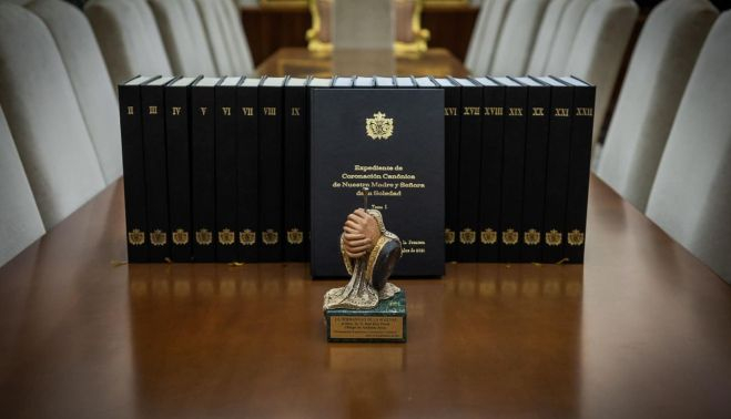Los 22 tomos que recogen toda la documentación para coronar a La Soledad junto al recuerdo entregado a Rico Pavés.