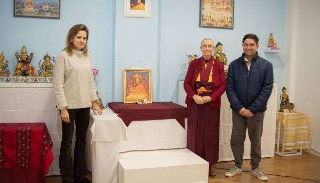 La monja kadampa en el templo, junto a otros maestros.   