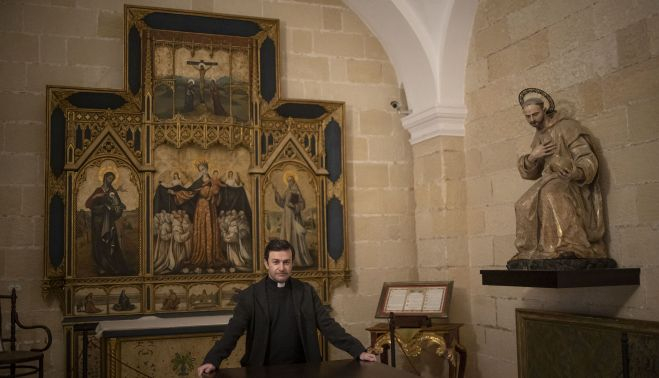 El deán en la sala dedicada a las reuniones del cabildo, también abierta a las visitas. 
