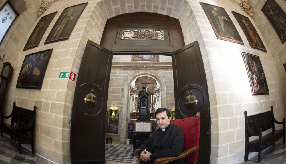 Ante la puerta que da acceso a la sacristía mayor del templo con el presbiterio catedralicio al fondo.   ESTEBAN