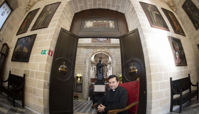Ante la puerta que da acceso a la sacristía mayor del templo con el presbiterio catedralicio al fondo.   ESTEBAN