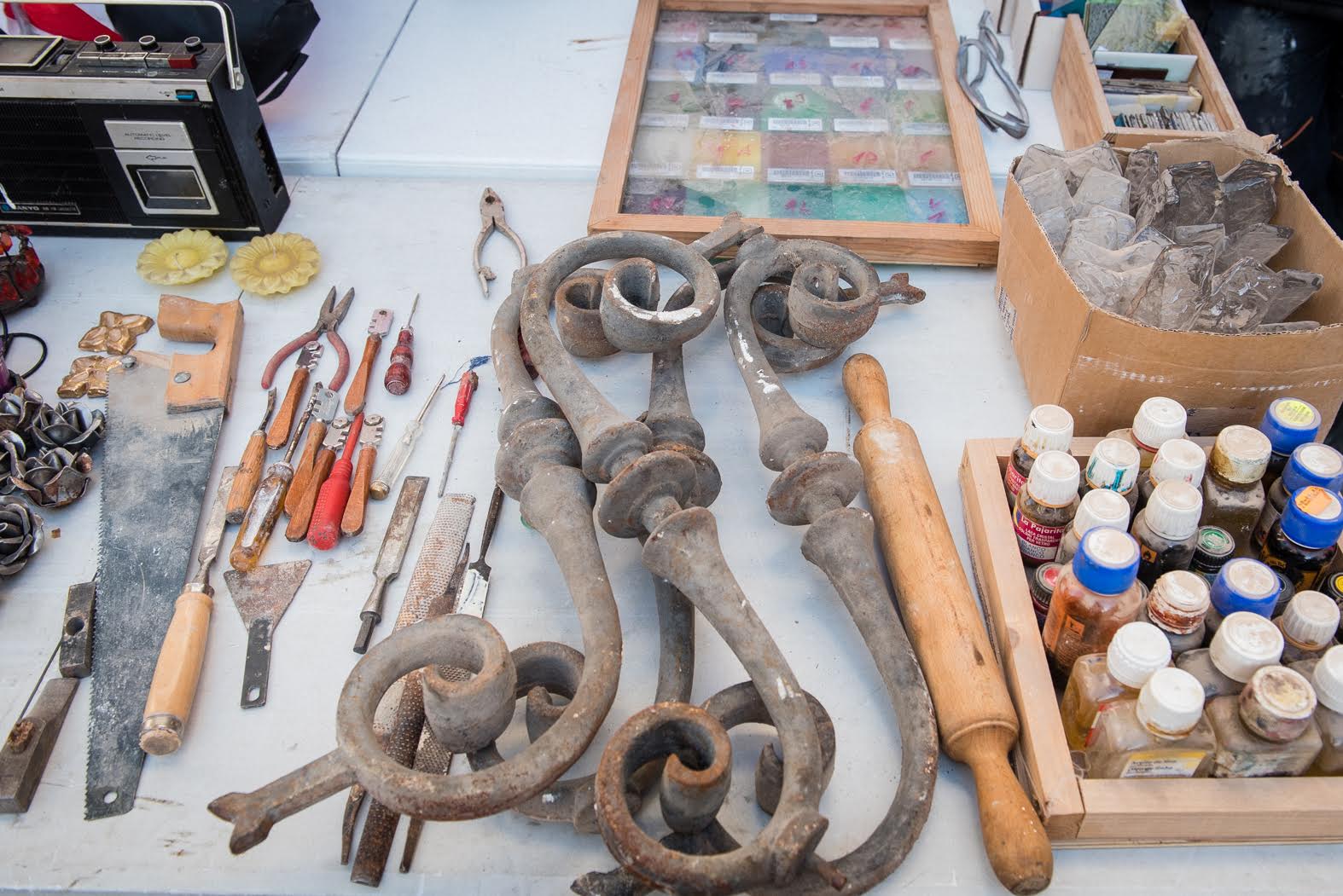 Algunos materiales del escultor sevillano, Francisco Chaparro, que Paco vende en su puesto. 