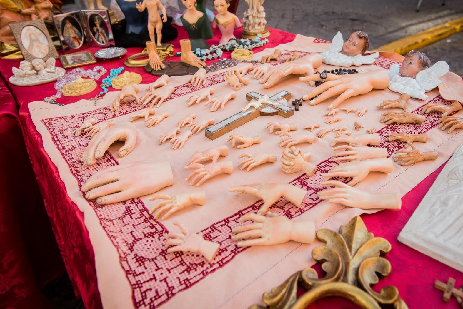 Parte de la artesanía que vende Teresa en su puesto.