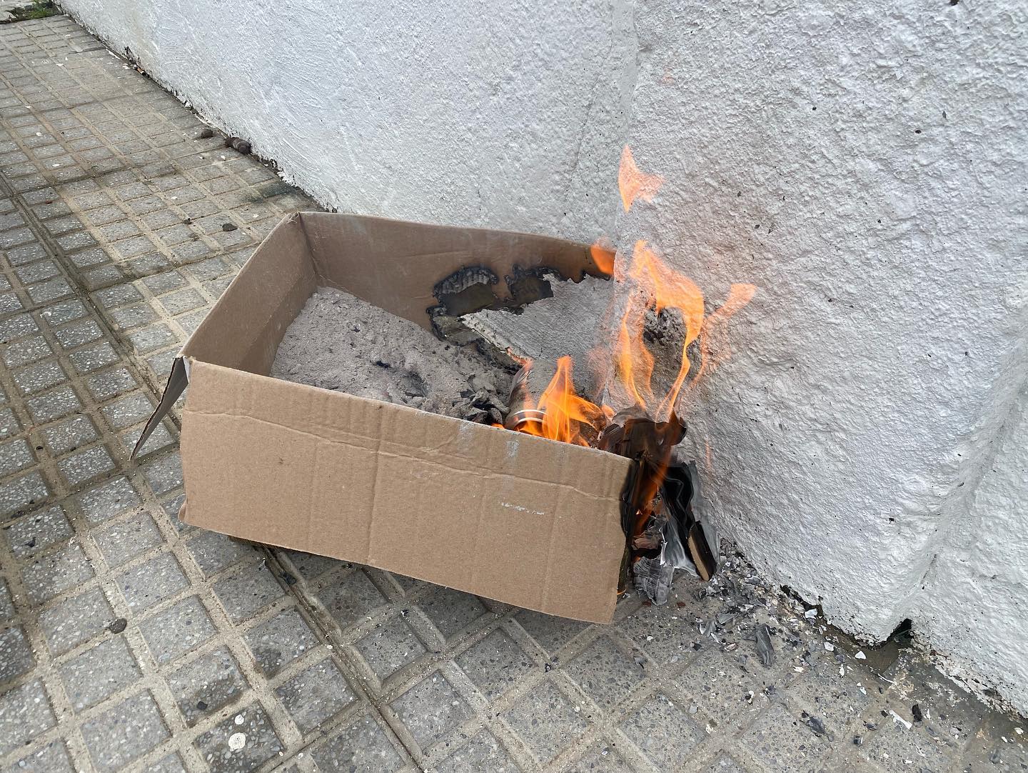 Caja tirada por el vecino.