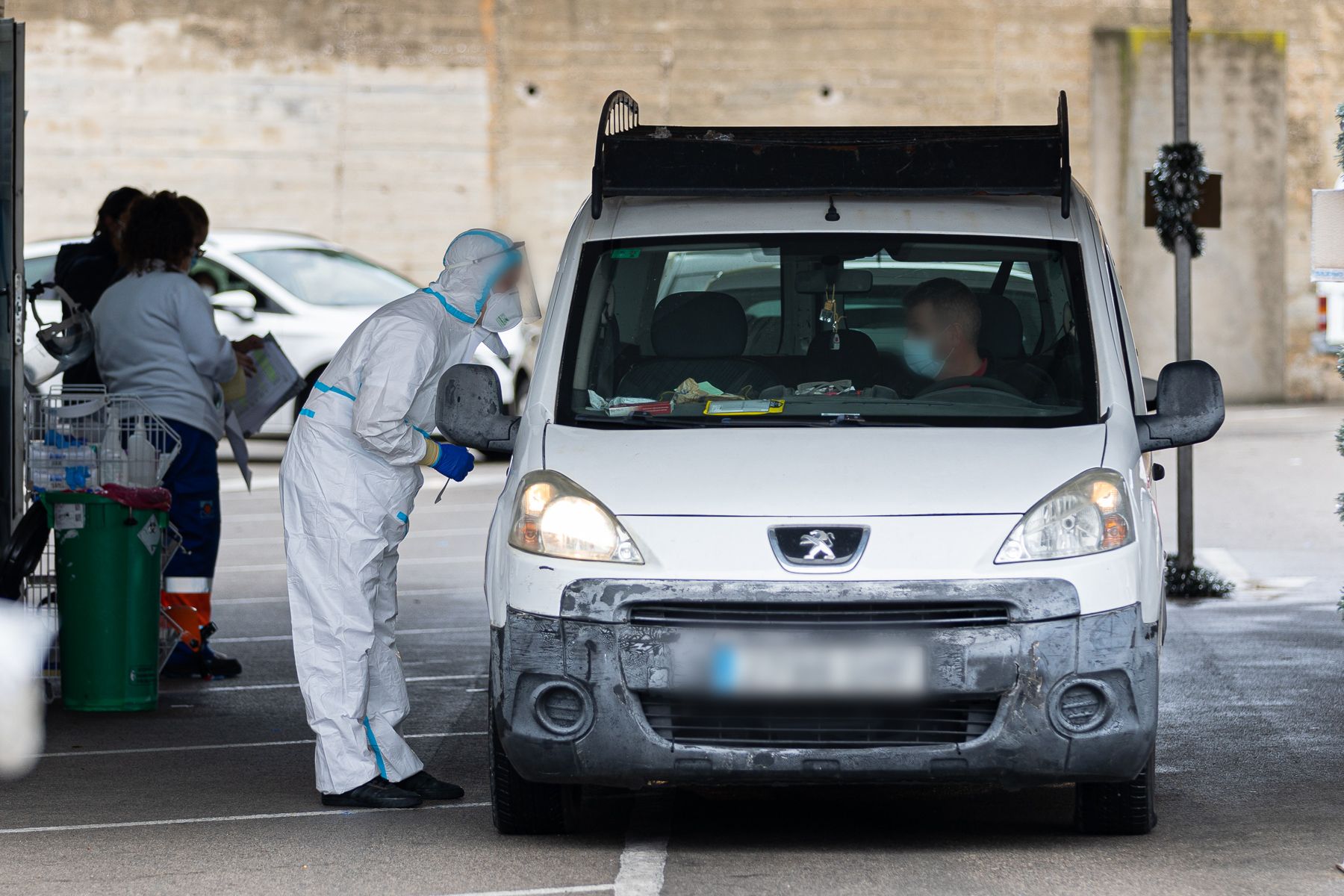 Un sanitario realiza pruebas de covid en un autocovid instalado en Jerez. Un sanitario realiza pruebas de covid en un autocovid instalado en Jerez.