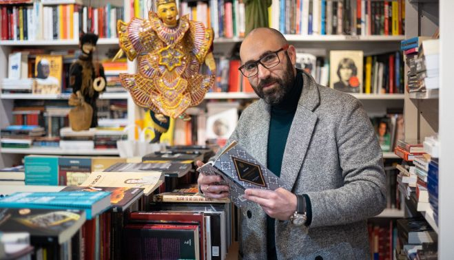 Jesús Márquez en la librería El Laberinto, donde se vende el libro de su padre Juan Grande,