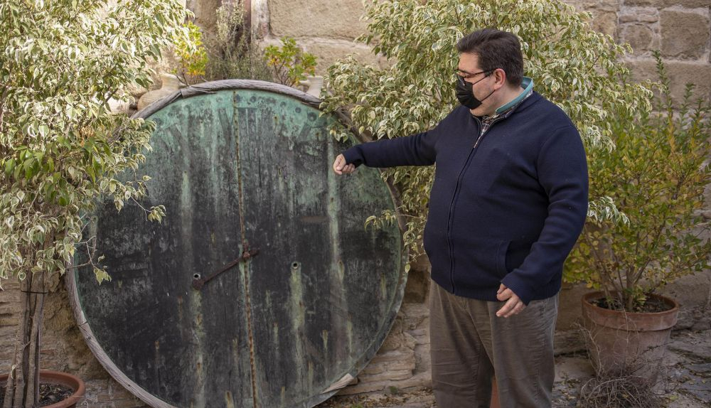 Vicente Soler muestra el antiguo reloj de la torre-campanario.   ESTEBAN
