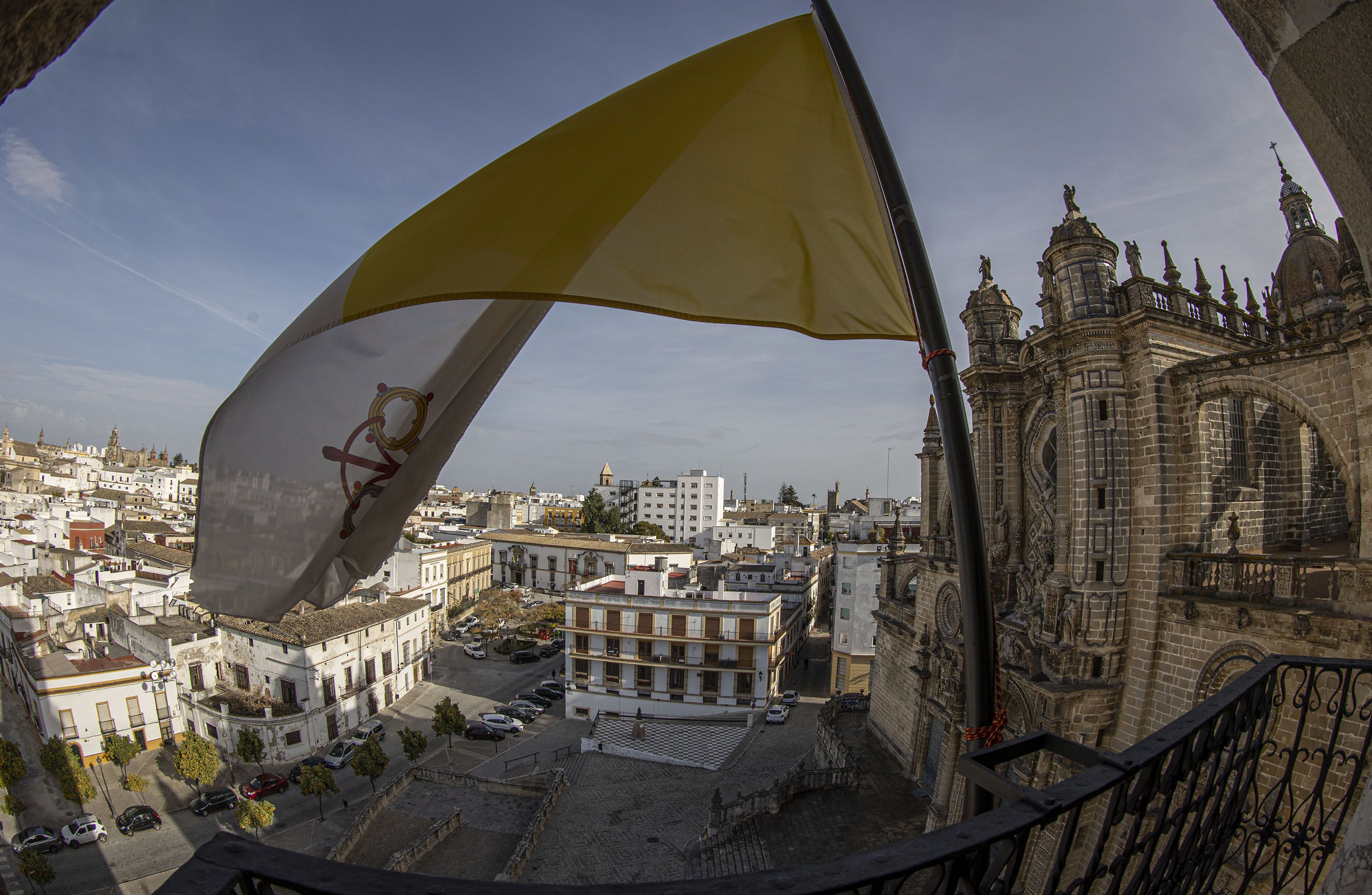 La bandera del Vaticano ondea entre el primer y segundo cuerpo de la torre-campanario de la Catedral de Jerez.